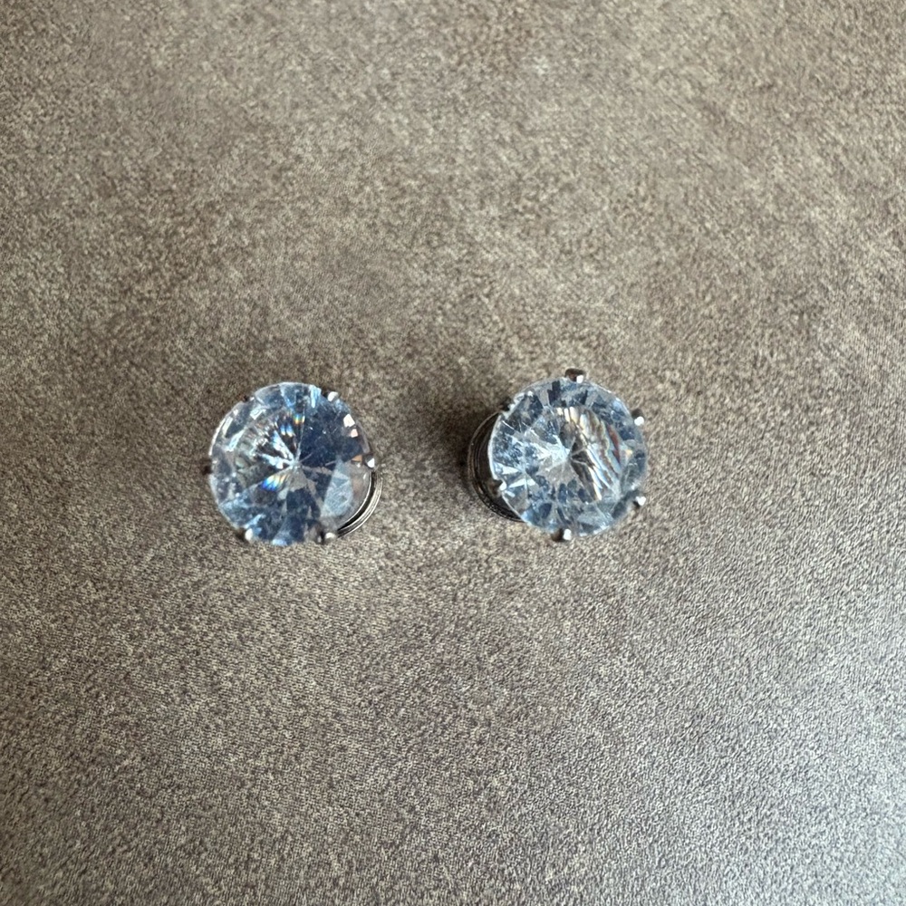 Multicolor LED stud earrings - Picture 6 of 6
